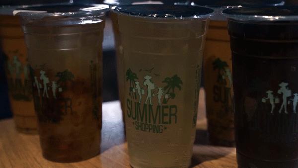 就这家连门都没有的2㎡小店,居然能在上海红17年?