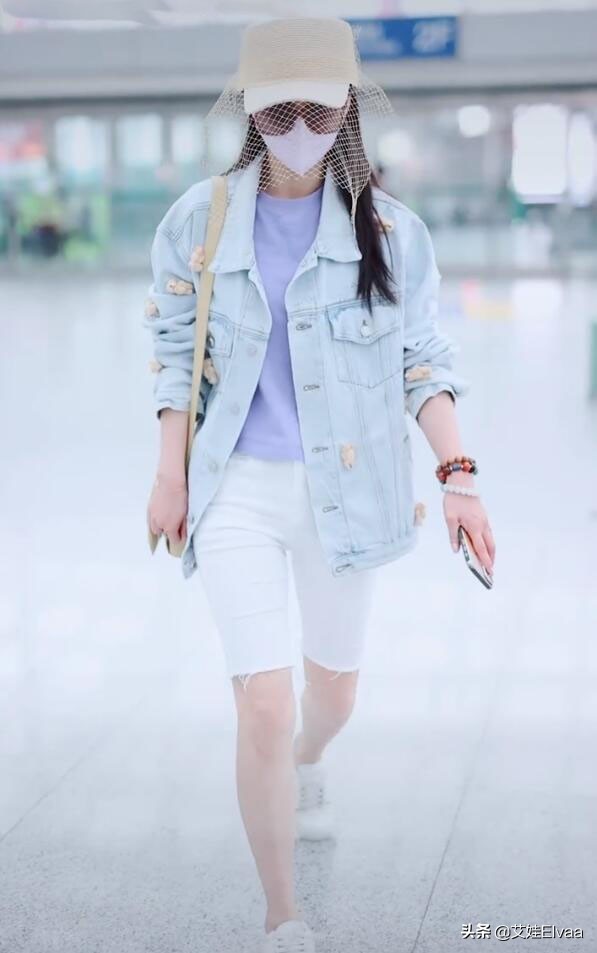 黄圣依机场穿羽绒服 (黄圣依穿休闲装在机场)