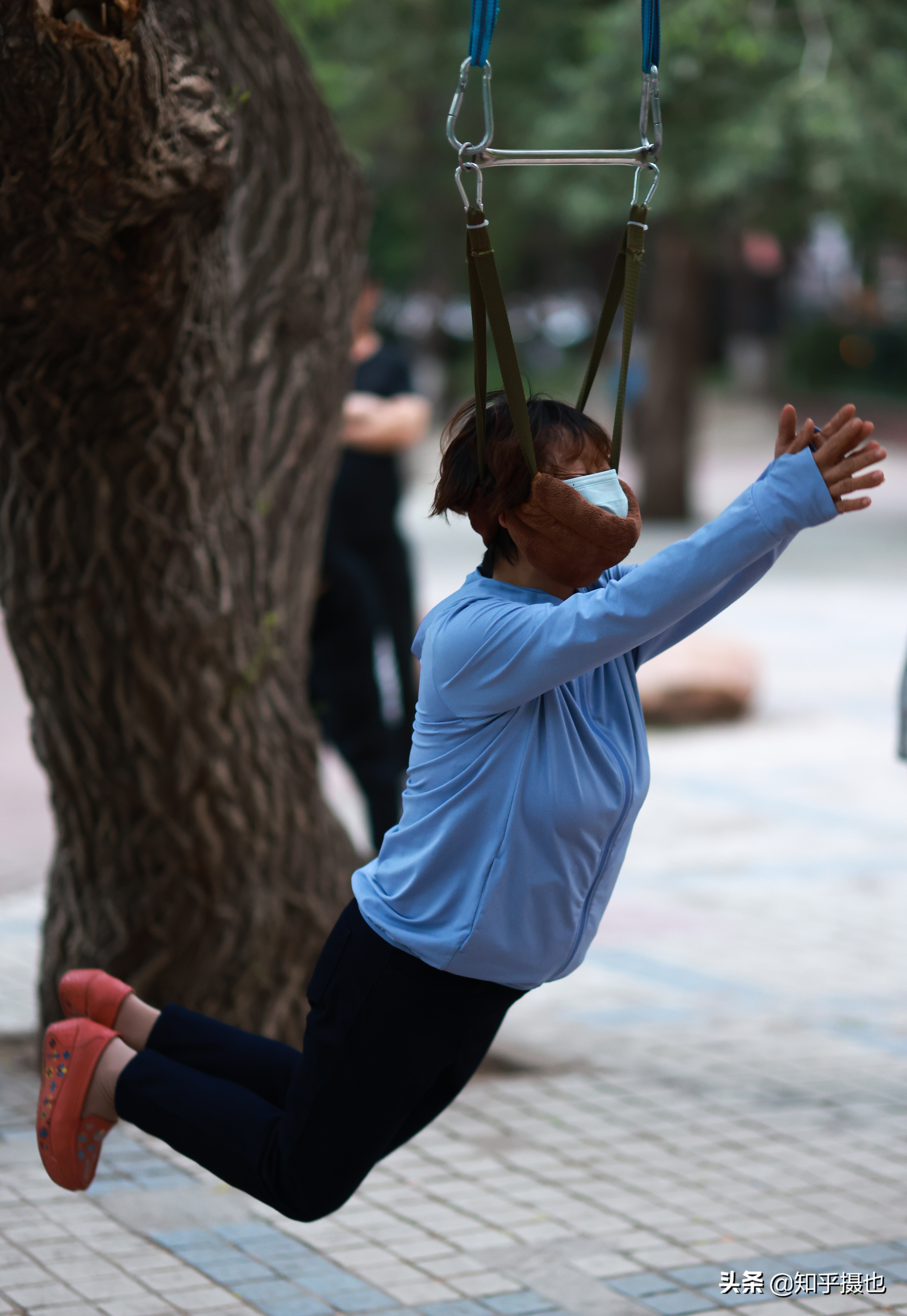 吊脖子健身治颈椎病，你敢前来一试不？