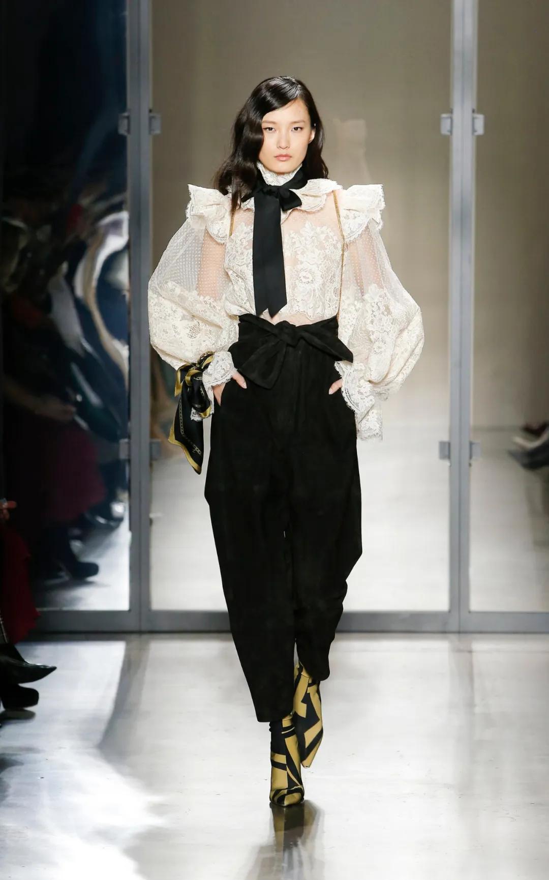 T恤穿腻了？想要时髦又遮肉，春夏白衬衫应该这么洗和这样穿