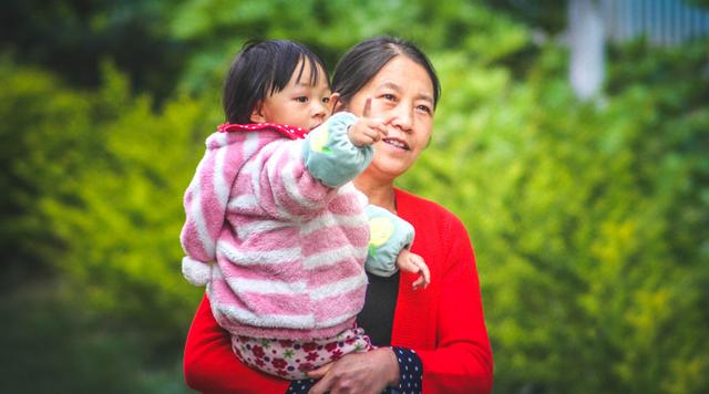 “吃neinei”,为了让孩子听话睡觉,奶奶让孙子吃自己的