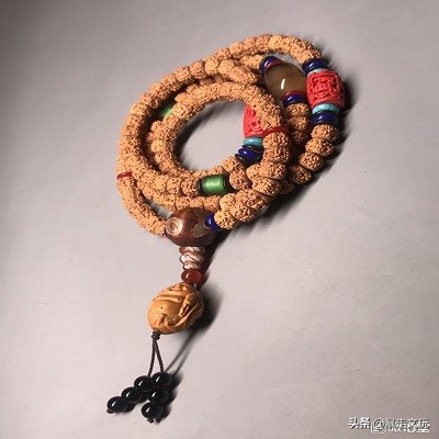 金刚菩提手串发黑怎么回事,金刚菩提子盘玩后颜色发黑