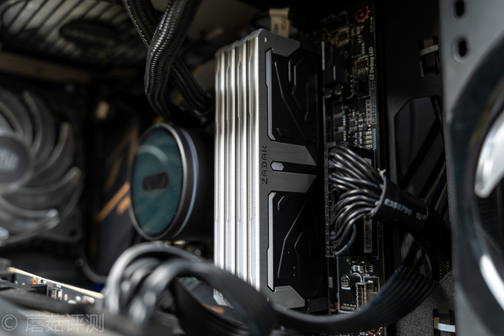 颜值和性能都很能打、扎达克SPARK台式机内存条评测