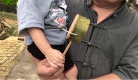 中国老爷爷给孙子做的神奇玩具,老外看中国爷爷给孙子做玩具