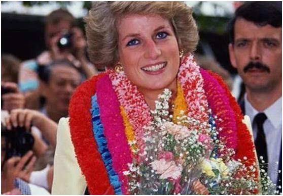 戴安娜穿裙子的视频,戴安娜王妃捡拐杖