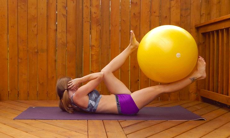 这组超火的球瑜伽,坚持1周后,腰细了,屁股也翘了