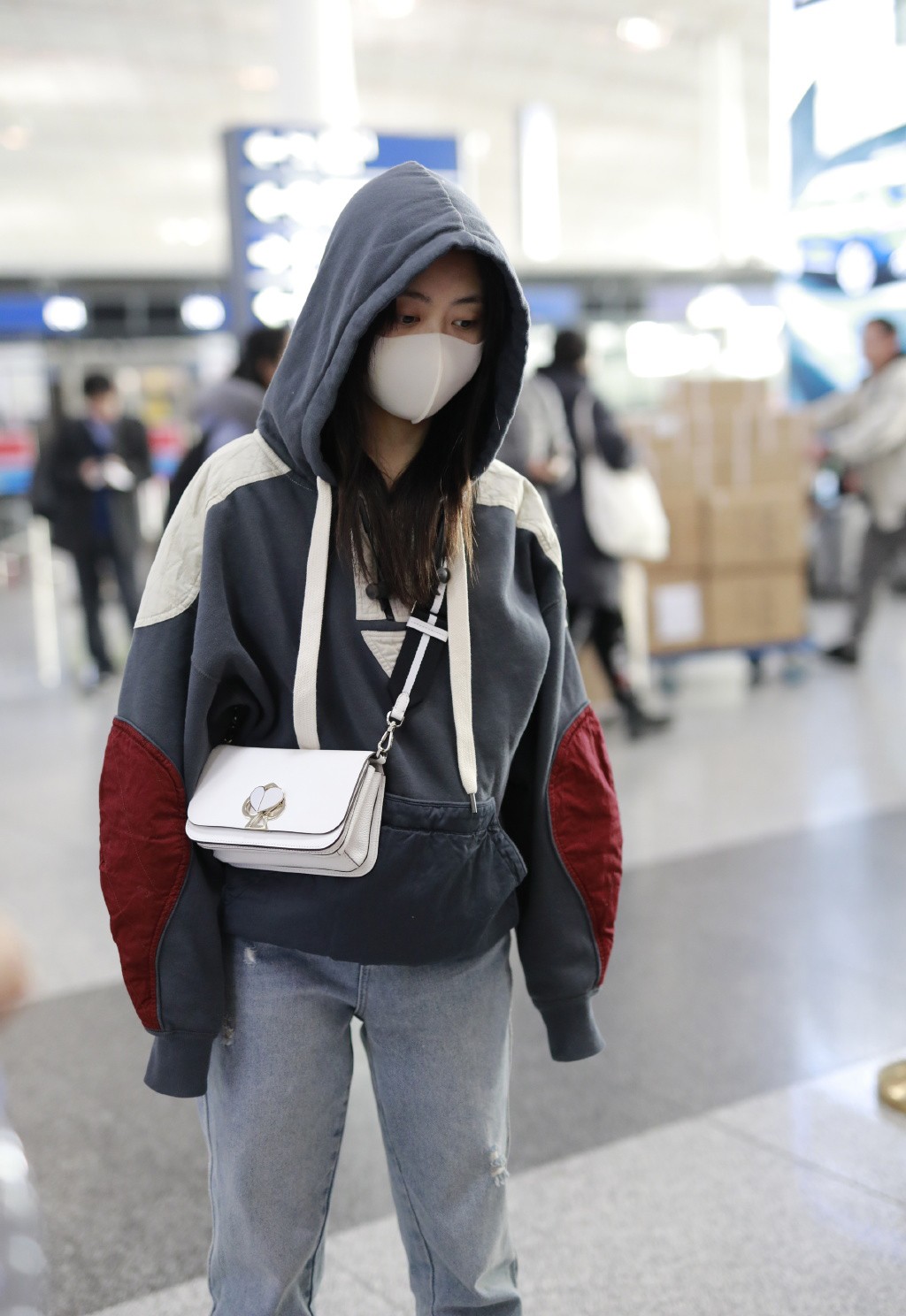 谭松韵针织衫配短裙少女感十足,谭松韵同款衣服卫衣