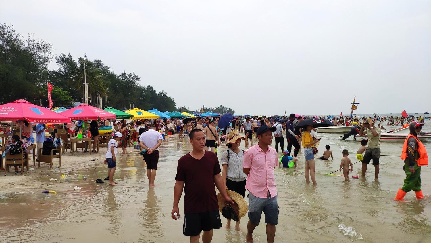 一望无际的人头太吓人了!这辈子第一次在银滩见那么多人