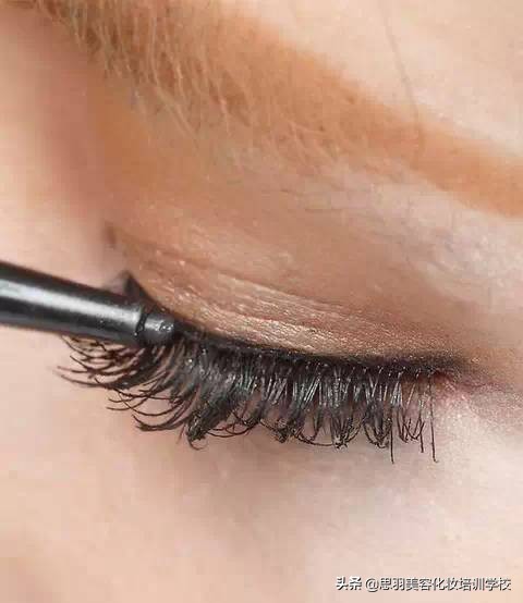 睫毛几根长到眼睛里扎眼怎么办,为什么你种的睫毛假性服帖