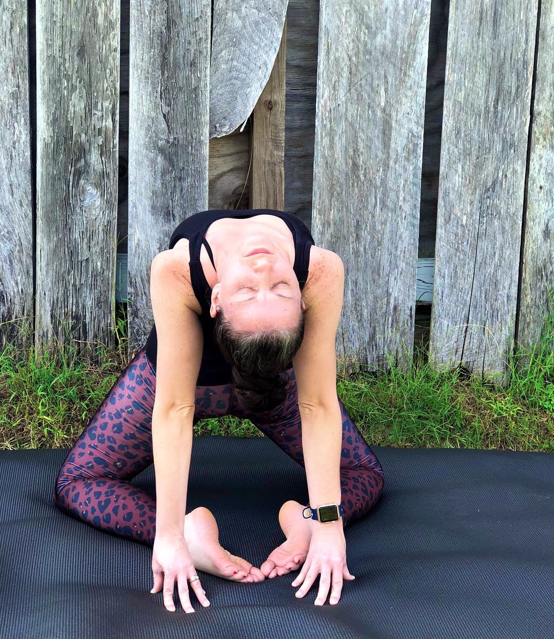 手臂粗怎么减怎么穿衣服,每天10分钟甩掉拜拜肉练出天鹅臂