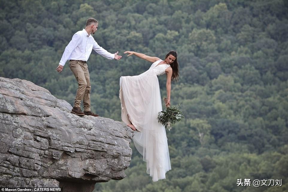 一对情侣悬崖边拍照坠落,外国情侣悬崖照