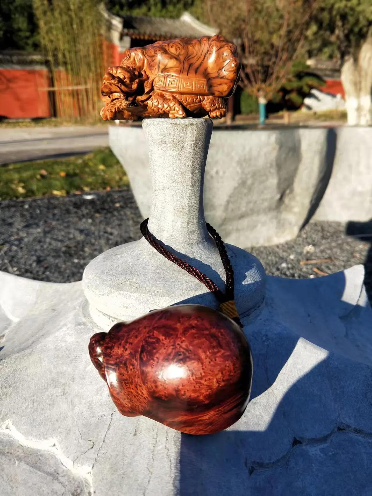 怎么盘玩琥珀木手把件,怎样盘玩榆木把件