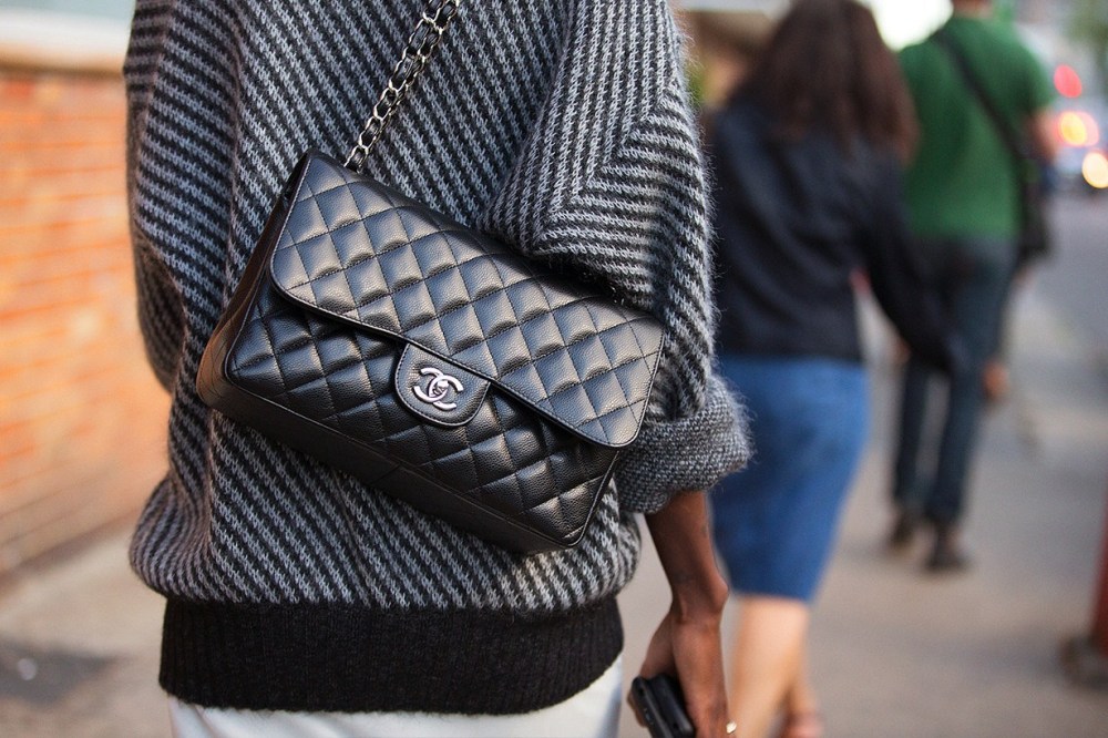 老佛爷卡尔拉格斐亲自掌舵的香奈儿包怎么买？史上最知名包款整理