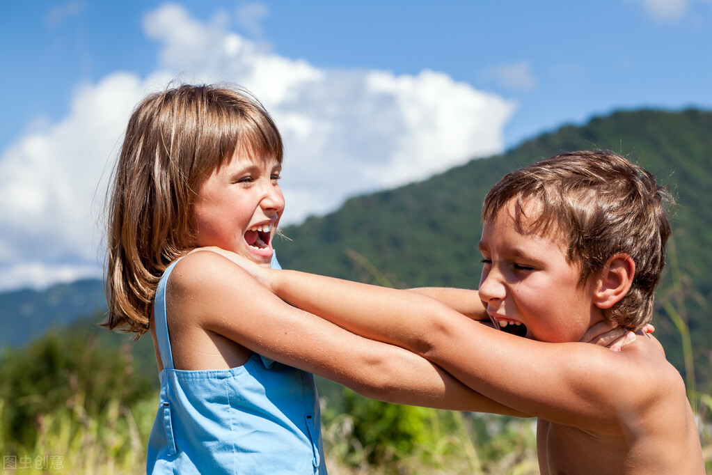 孩子爱打人怎么育儿,孩子调皮打人该怎么引导