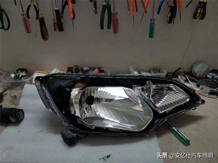 飞度改装前大灯位置稍差,飞度改装透镜大灯