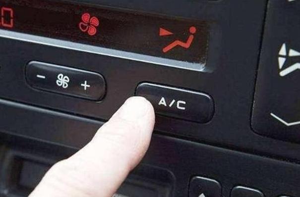 车上挡风玻璃起雾怎么办,大雾天车内挡风玻璃起雾