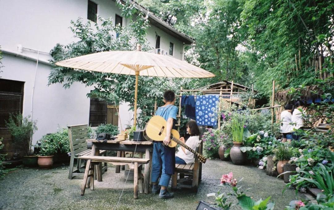 租下城郊200㎡小院,和陌生人一起生活5年:唱歌、染布、盖树屋