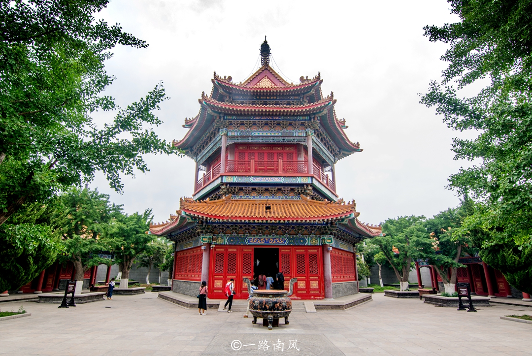 山东蓬莱有“三座仙山”，流传着长生不老药的传说，游客如入秘境