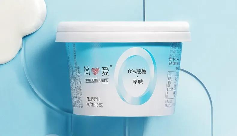 分裂的酸奶：一边“狂加料”，一边“零添加”