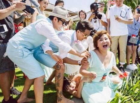 柳岩委屈事件,柳岩哭着家里多困难