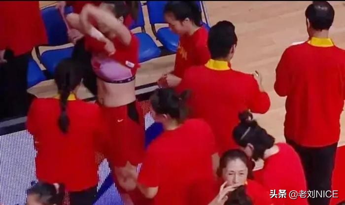 女篮mvp颁奖,女篮mvp李梦场边换战袍