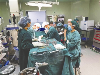 企业家68万买肾，手术中警方突袭，郑州5名医护人员犯组织出卖*体器人官**罪被判刑