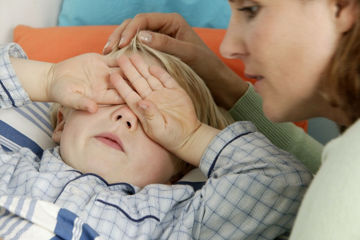 2岁孩子脾气犟总是哭闹窝里横,两岁小孩子特别犟是什么原因