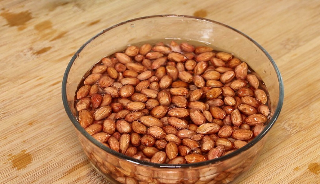 油炸花生米，万万不要直接炸了，多加这一步，不糊，放几天不返潮