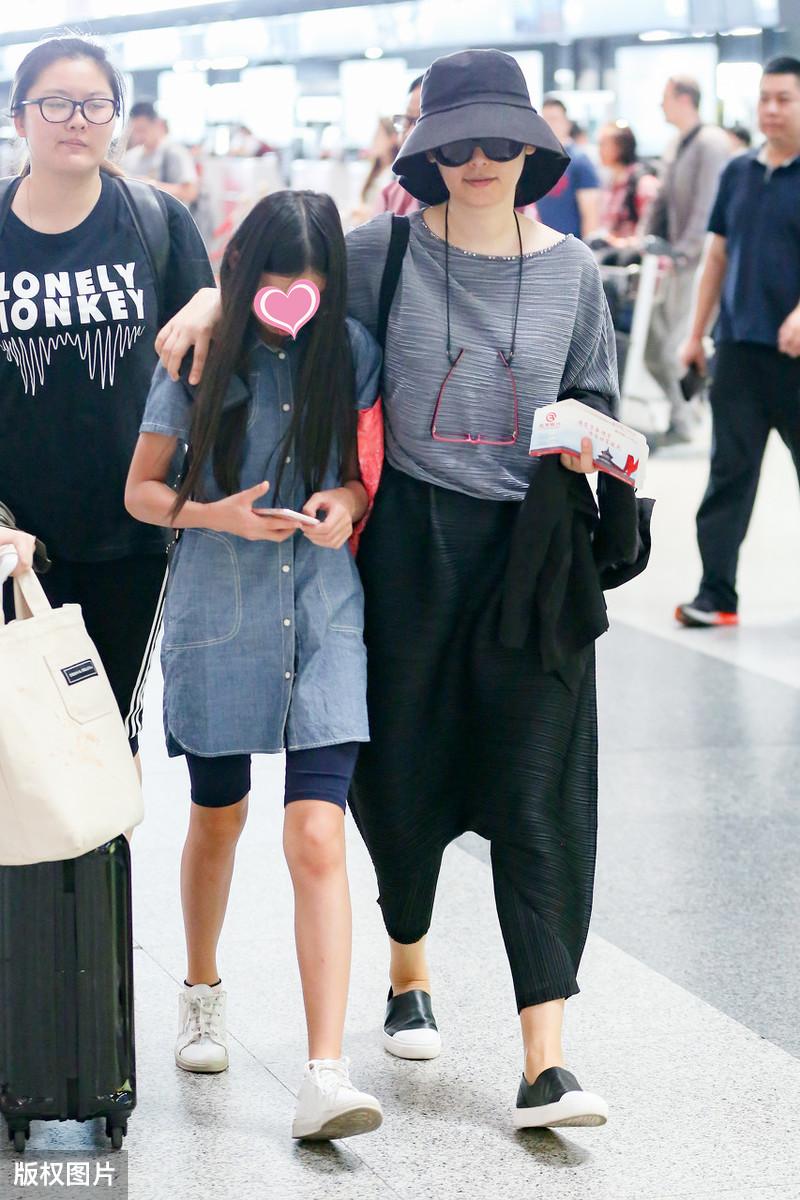 徐帆红衣黑裤显得气色超好,徐帆条纹衫阔腿裤