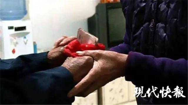 煤球炉里藏2万元,老人收废品掉出一包东西吓得报警