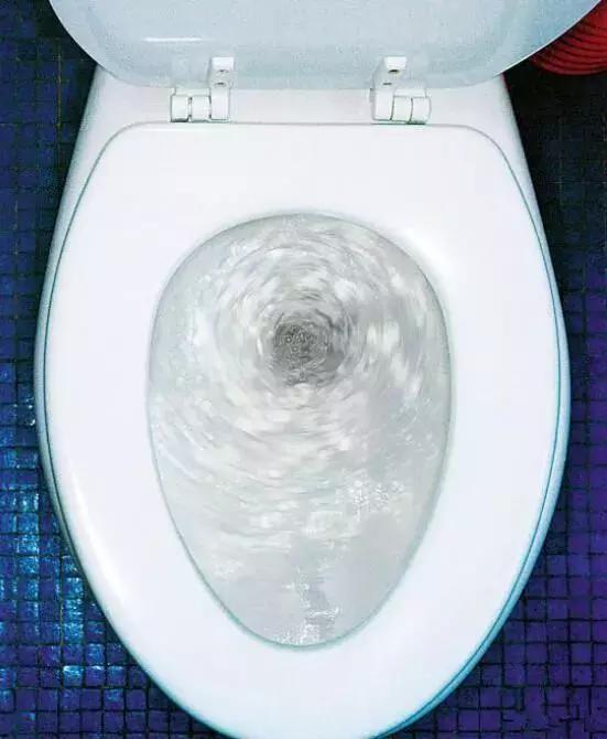 马桶冲力下降怎么办？内行人只用了1招，冲力立马强10倍