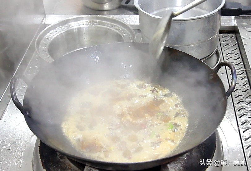 厨师长分享土豆炖牛腩的做法,大厨土豆牛腩炖得很烂秘诀