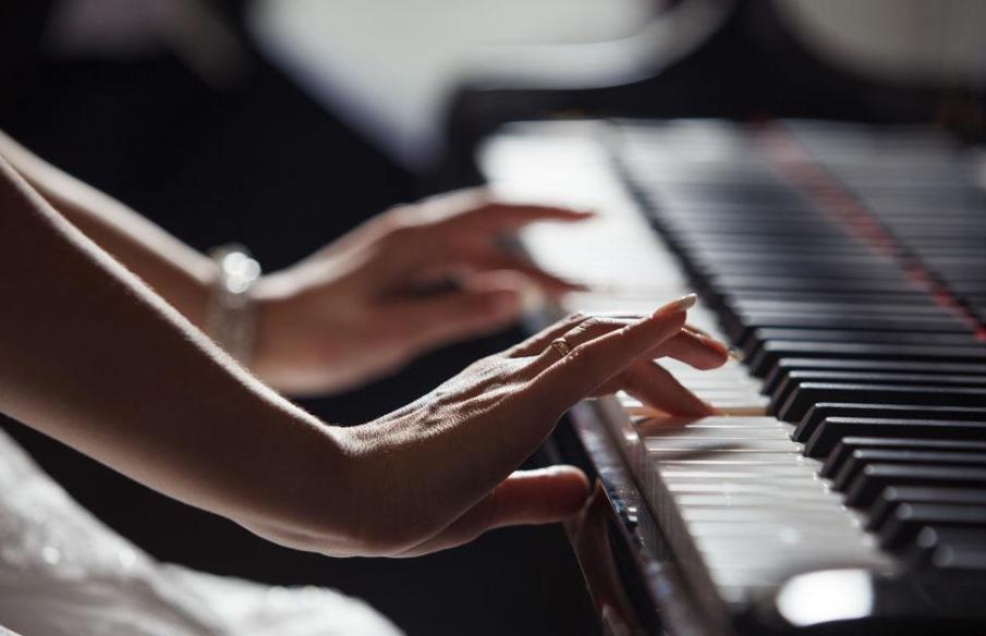 怎么用最简单的钢琴教程弹少年,如何弹钢琴指法视频教学