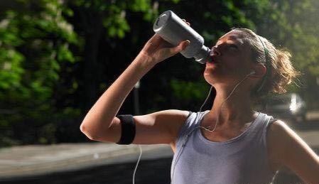 健身的时候喝运动饮料,运动饮料健身时如何饮用