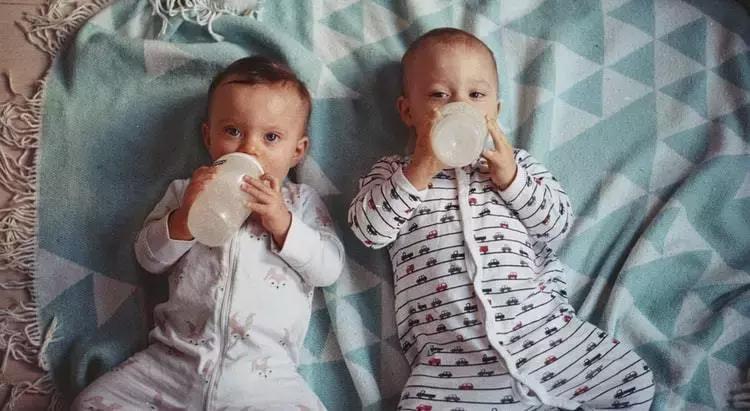 早产宝宝要吃奶的表现,早产宝宝怎么吃奶粉