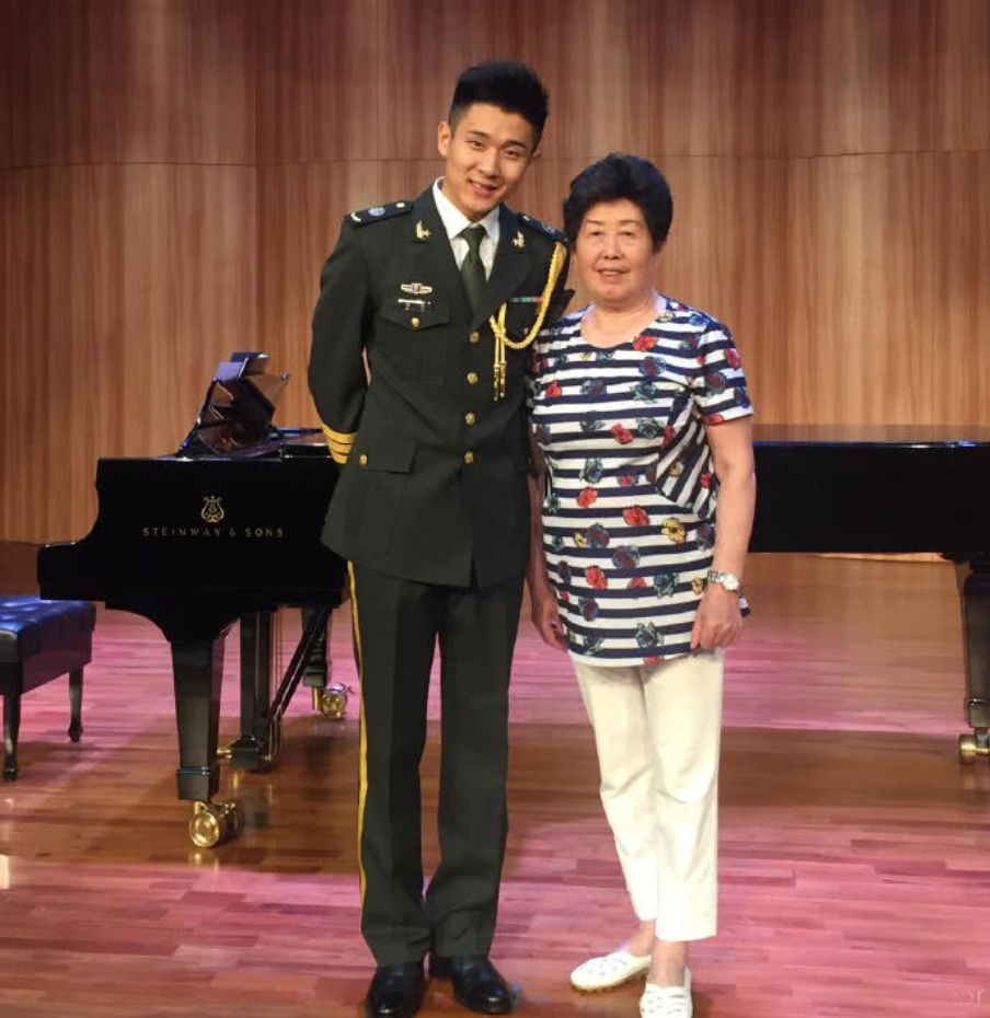 一开始我以为爱上了实力派,没想到他们还全是梗王