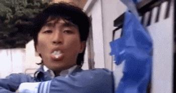 足球场上吐痰不怕滑铲弄到身上吗,为啥足球运动员吐痰