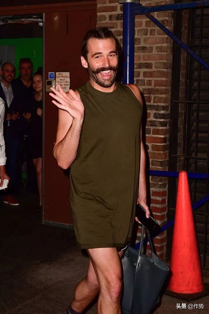 这位大胡子男人,穿起裙子来竟然比女生和还要合适?!