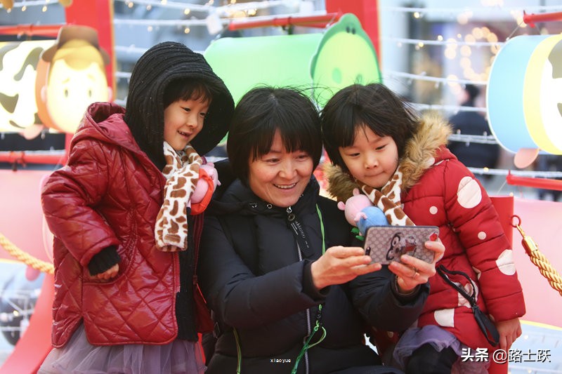 上海迪士尼2022烟花秀点亮新一年,北京三里屯迪士尼灯会