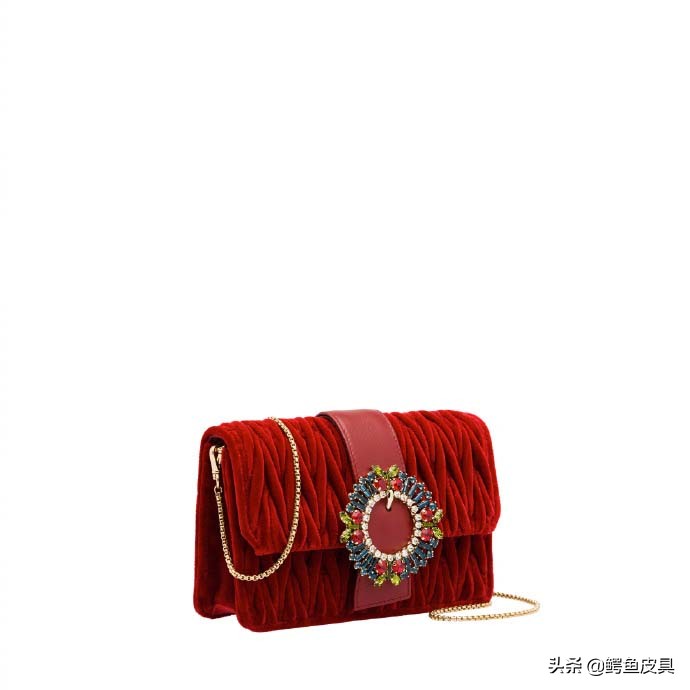 将独有的艺术文化融进产品之中,把艺术创作融入到衣服里