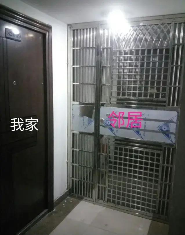 邻居用铁门占过道怎么办,邻居强行霸占公共道路可以报警吗