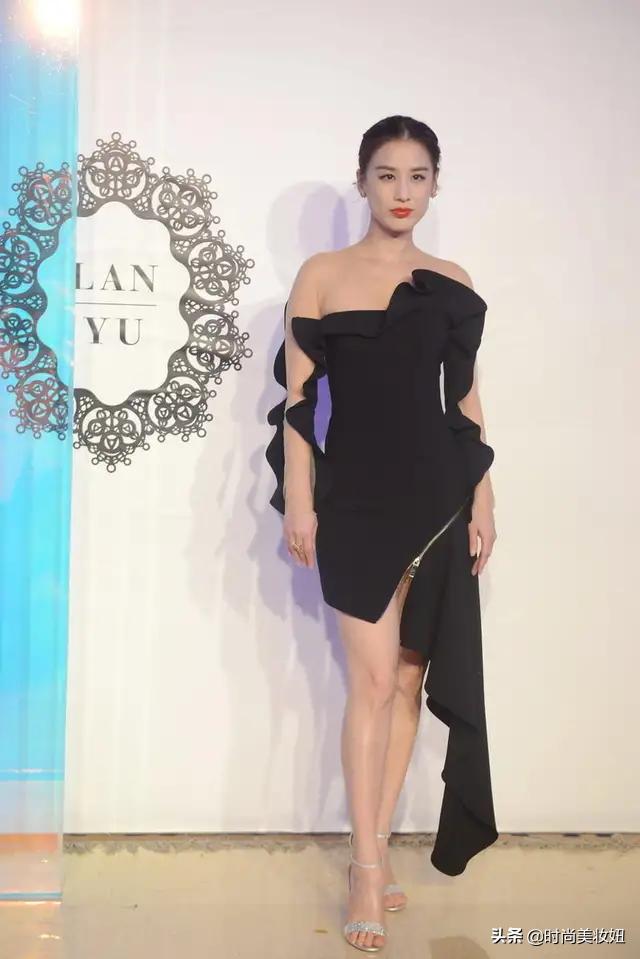 黄圣依穿紧身亮片裙不显胖,黄圣依露肩裙图片