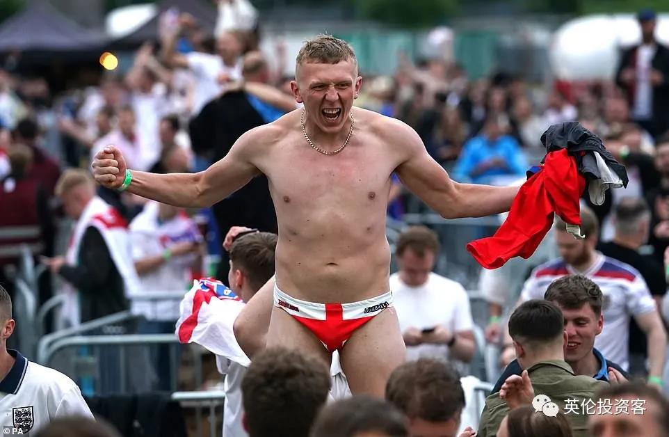 英格兰进球球迷疯狂欢呼,英格兰球迷疯狂庆祝淘汰德国