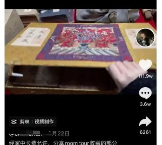 “佛媛”炫富摆拍，露大腿逛寺庙，袈裟也藏不住狐狸的尾巴