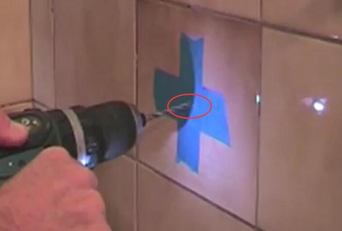 贴两片胶带就把瓷砖孔打的又快又好看，真是太聪明了