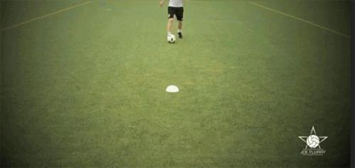 足球过人教学慢动作小学生,足球十大变向过人教学