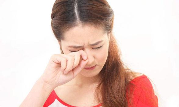 隐形眼镜碎眼睛里怎么办,隐形眼镜碎在眼睛里怎么办