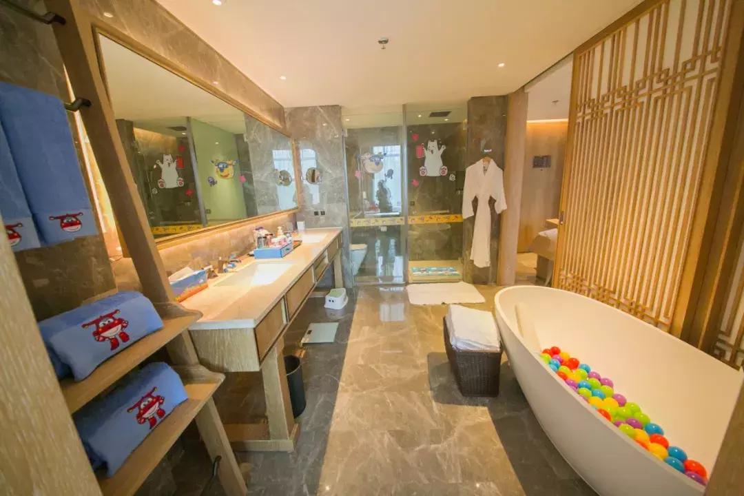 躺酒店床上看风景,躺在星级酒店房间床上看电视