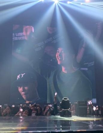 都暻秀exo-k高清,exo演唱会都暻秀寸头红衣服