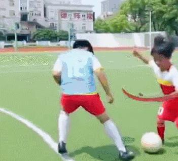 中国小学生足球场踢出惊天世界波,一脚踢出世界波